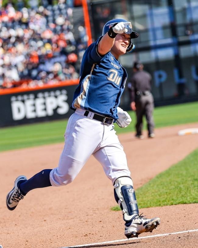 NC 다이노스 안중열이 26일 한화 이글스와 경기에서 결승 홈런을 친 뒤 3루를 돌고 있다. /NC 다이노스