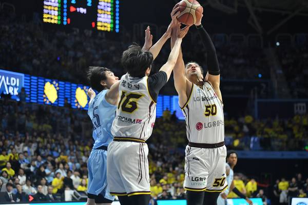 창원LG 마레이와 정인덕이 27일 고양소노아레나에서 열린 고양 소노와 경기에서 리바운드를 잡고 있다. /KBL