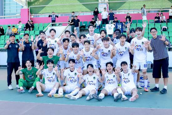 진주시민축구단 선수, 코칭 스태프 등이 남양주시민축구단을 꺾고 구단 최다 연승 타이를 기록한 가운데 선수들이 손가락으로 숫자 '7'을 나타내며 기념촬영을 하고 있다. 사진=진주시