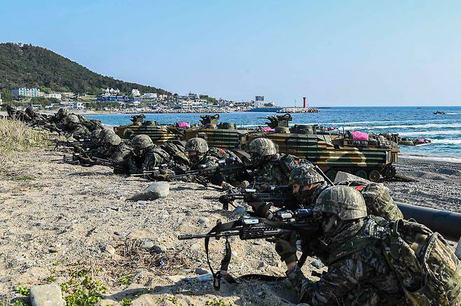 27일 상륙군이 상륙해안에서 하차전투를 하고 있다. /해병대 1사단 제공