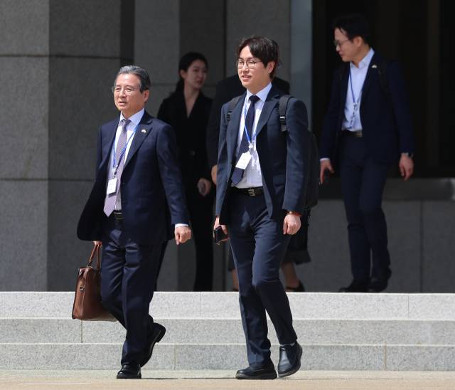 이재명 대통령의 인도·베트남 순방을 동행 수행하는 김용범 정책실장과 하정우 AI미래기획수석이 19일 성남 서울공항에서 공군 1호기로 향하고 있다. 연합뉴스