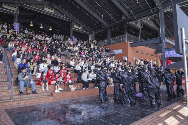 지난 25일 부산 수영구 밀락더마켓에서 열린 '2026부산스텝업댄스페스티벌' 첫날 예선전 현장. 청년문화진흥협회 제공