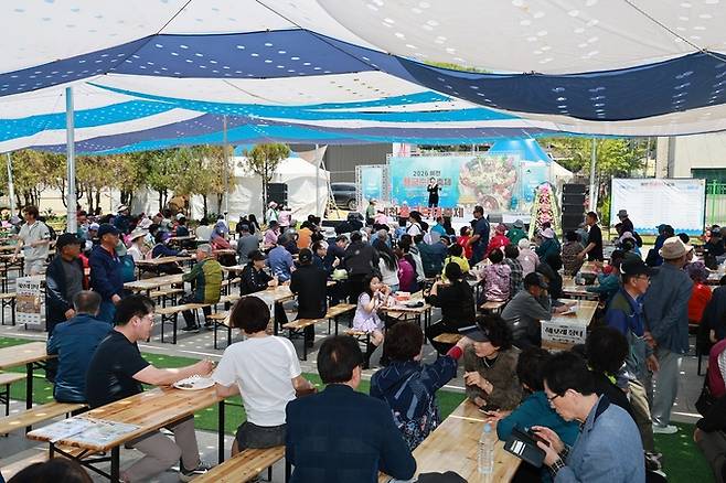 ▲ 난 25일부터 26일까지 예천군 용궁면 일원에서 개최한 '2026 예천 용궁순대축제'는 역대 최대 방문객을 끌어모으며 성황리에 막을 내렸다. 축제장 내의 사진은 공연장 모습, 예천군 제공