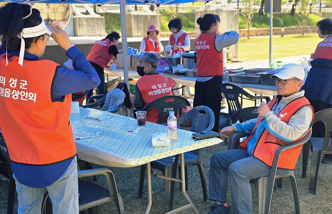 ▲ 26일 경북 의성군 구봉공원 일대에서 열린 의성군 의성읍 상인회 산행·야유회에서 고점순 회장을 비롯한 회원들이 점심 식사와 행사 준비를 하고 있다. 이날 행사는 회원과 가족 등 약 40여 명이 참여한 가운데 산행과 환경정비, 안전교육, 윷놀이 등으로 진행됐다. 김동현 기자 jhass80@kyongbuk.com