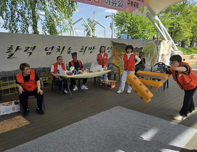 ▲ 26일 경북 의성군 구봉공원 상설무대 앞에서 열린 의성군 의성읍 상인회 산행·야유회에서 회원들이 대형 윷놀이를 하고 있다. 이날 행사는 출범 이후 첫 단합 행사로, 산행과 환경정비, 안전교육, 윷놀이, 경품 추첨 등으로 진행됐으며 회원과 가족 등 40여 명이 참여했다. 김동현 기자 jhass80@kyongbuk.com