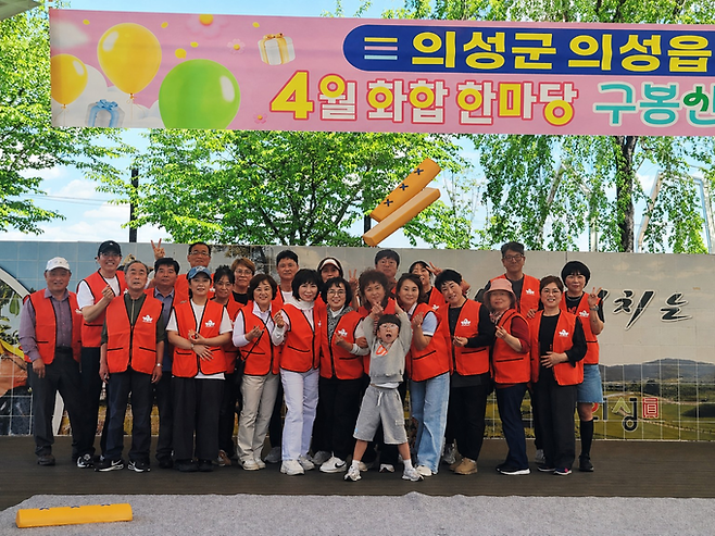 ▲ 26일 경북 의성군 구봉공원 상설무대 앞에서 열린 의성군 의성읍 상인회 산행·야유회에서 회원과 가족들이 기념촬영을 하고 있다. 이날 행사는 출범 이후 첫 단합 행사로, 회원과 가족 등 40여 명이 참여해 산행과 환경정비, 안전교육, 윷놀이 등을 함께하며 조직 결속을 다졌다. 의성읍 중앙상인회 매니저 제공.