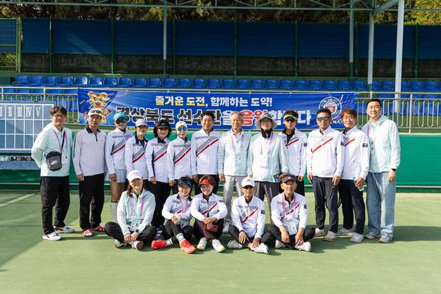 '2026 전국생활체육대축전'에 출전해 역대급 성과를 거둔 경북선수단의 임원들이 기념사진을 찍고 있다. 경상북도체육회 제공