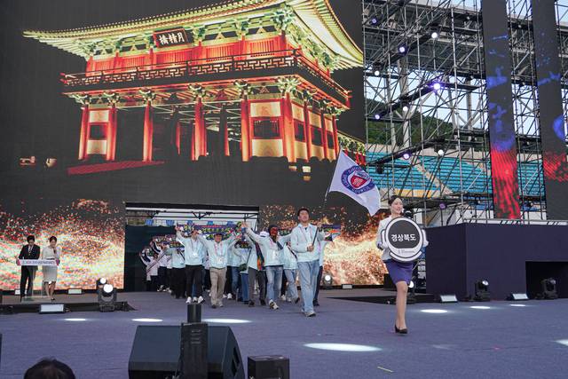 지난 24일 김해종합운동장에서 열린 개회식에서 경북선수단이 14번째로 입장하고 있다. 경상북도체육회 제공