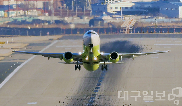 국토부가 지난 23일 발표한 국제선 운수권 배분에서 대구공항이 핵심 노선 배분에서 밀려났다. 반면, 청주공항은 중국 노선 6개를 챙기며 대구와 극간을 더욱 벌였다. 사진은 대구국제공항에서 이륙하고 있는 여객기 모습. 대구일보 DB
