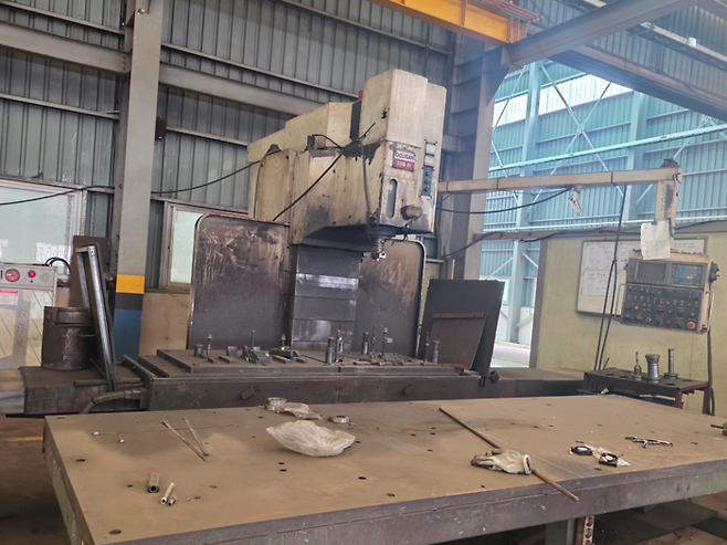 일감이 줄어들면서 이 공장 한편의 생산 라인 기계가  멈춰 서 있다.<김기태기자>