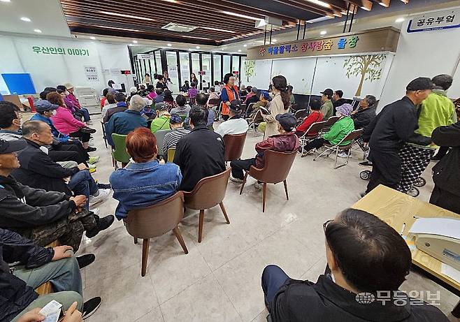 고유가 피해지원금 1차 신청이 시작된 27일 오전 9시께 광주 광산구 우산동 행정복지센터에 접수자들이 대기하고 있다.