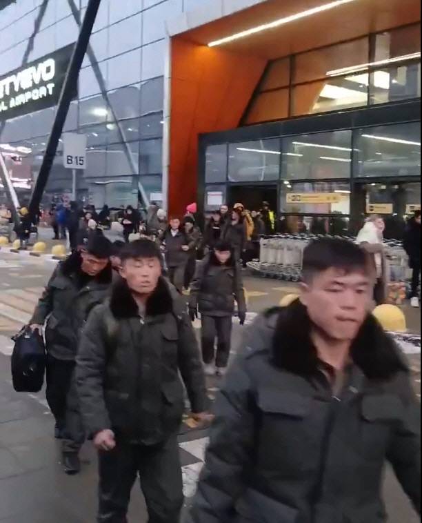 북한인으로 추정되는 인물들이 18일 러시아 셰레메티예보 국제공항을 나서고 있다.(출처 EMPR 동영상 캡처)