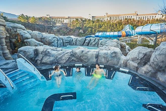 가족 고객이 설악 워터피아 스파밸리에서 노천탕을 즐기고 있다. [사진=한화호텔앤드리조트]