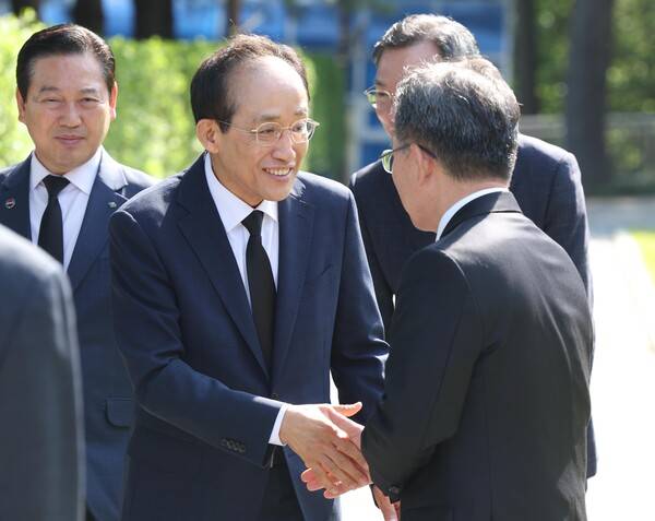 국민의힘 추경호 대구시장 예비후보가 27일 오전 대구 남구 대명동 충혼탑을 참배하기에 앞서 기초단체장 예비후보들과 인사하고 있다. 2026.4.27. 연합뉴스