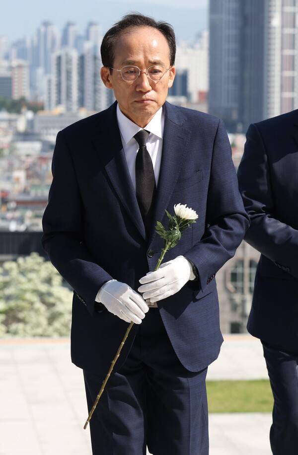 국민의힘 추경호 대구시장 예비후보가 27일 오전 대구 남구 대명동 충혼탑을 참배하고 있다. 2026.4.27. 연합뉴스