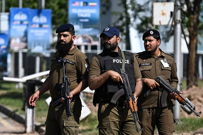 파키스탄 이슬라마바드 레드존 지역의 세레나 호텔 근처에 임시 폐쇄된 도로의 보안 검색대에서 경비 중인 보안 요원들.(사진=AFP)