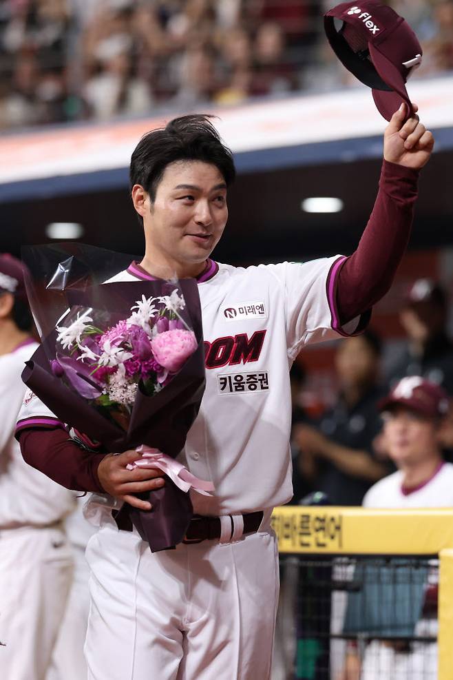공식 은퇴식에서 팬들에게 인사를 전하는 박병호. 사진=키움히어로즈
