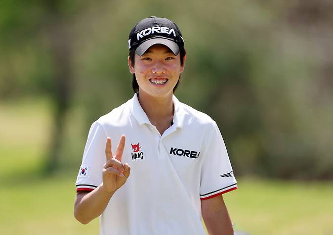 손제이가 지난 18일 강원 춘천시의 라비에벨 골프앤리조트 올드코스에서 열린 KPGA 투어 DB손해보험 프로미 오픈 3라운드에서 브이 포즈를 하며 미소짓고 있다.(사진=KPGA 제공)