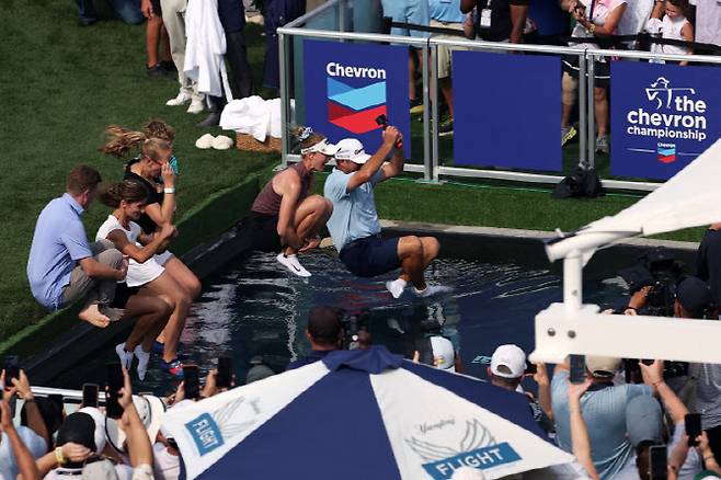 수영장 다이빙 세리머니 펼치는 코다.(사진=AFPBBNews)