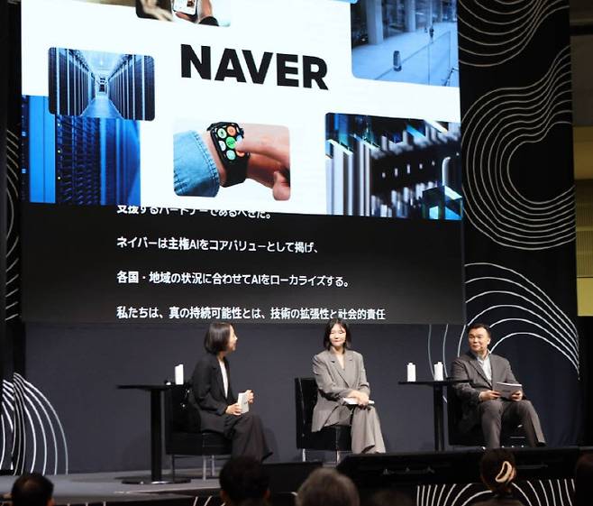 네이버가 27일 일본 도쿄에서 개최된 테크 컨퍼런스 '스시테크 도쿄 2026(SusHi Tech Tokyo 2026)'에 참가해 ‘From AI to Society(사회적 인프라로서의 AI 설계)’를 주제로 대담을 진행했다. 석상옥(오른쪽부터) 네이버랩스 대표, 최수연 네이버 대표, 김주희 네이버클라우드 이사가 메인 세셜 대담을 진행하고 있다.(사진=네이버)