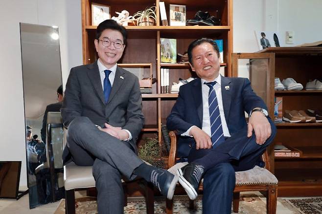 아지오 구두 신고 사진 찍는 정청래 더불어민주당 대표와 정원오 서울시장 후보. (사진=연합뉴스)