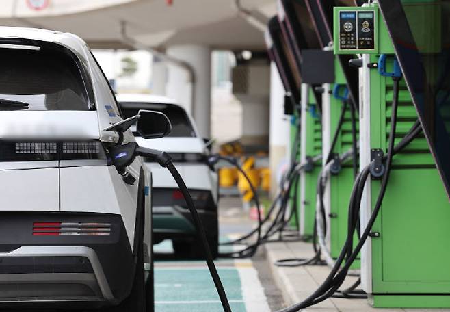 서울의 한 전기차 충전소에서 전기차량이 충전을 하고 있다.(사진=연합뉴스)