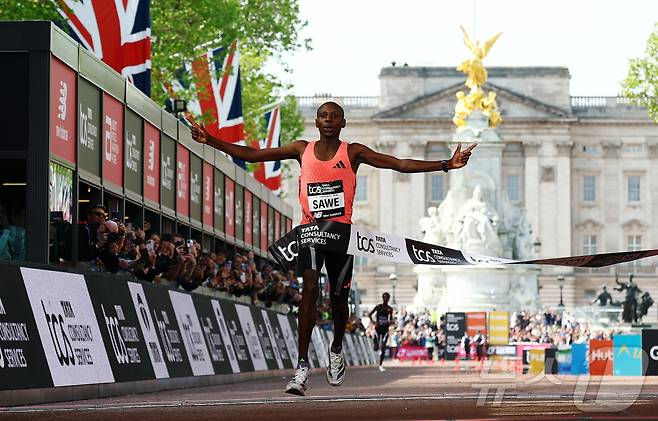 케냐의 사바스티안 사웨가 26일 영국 런던에서 열린 2026 런던 마라톤 남자부 경기에서 세계 신기록을 기록하며 결승선을 통과하고 있다. ⓒ 로이터=뉴스1