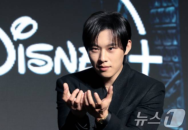 배우 김성철이 27일 오전 서울 영등포구 콘래드 서울 호텔에서 디즈니+ 오리지널 시리즈 ‘골드랜드’(극본 황조윤/연출 김성훈) 제작발표회에서 포즈를 취하고 있다. ‘골드랜드’는 밀수 조직의 1500억 금괴를 손에 넣은 희주(박보영 분)가 탐욕과 배신이 뒤엉킨 아수라장 속에서 금을 독차지하기 위해 사투를 벌이는 생존 스릴러다. 2026.4.27 ⓒ 뉴스1 권현진 기자