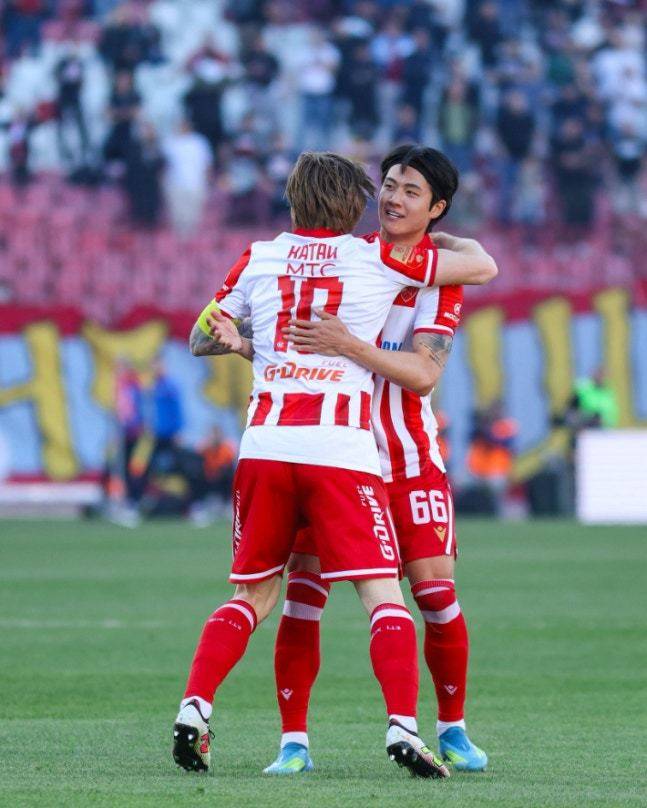 세르비아 프로축구에서 우승을 일군 즈베즈다의 설영우(오른쪽)(즈베즈다 제공)