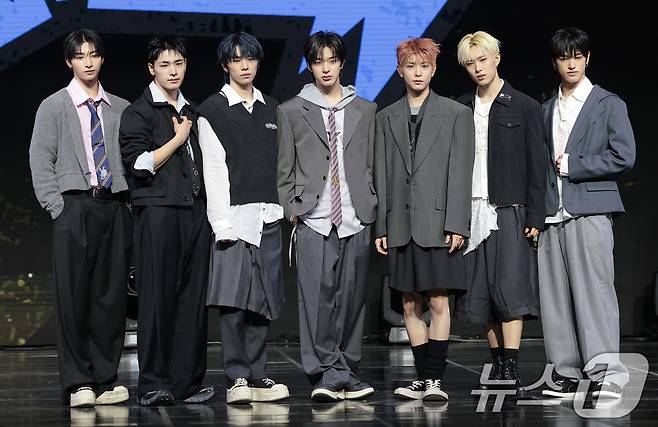 그룹 NEXZ(넥스지) 유우(왼쪽부터)와 하루, 소건, 토모야, 유키, 휴이, 세이타가 27일 서울 용산구 한남동 블루스퀘어에서 가진 싱글 2집 'Mmchk(음츠크)' 쇼케이스에서 포즈를 취하고 있다. 2026.4.27 ⓒ 뉴스1 권현진 기자