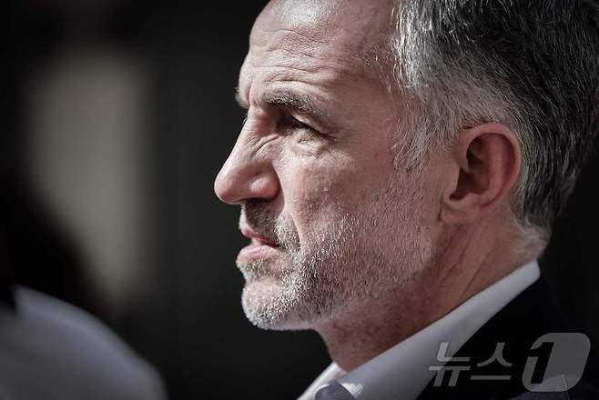 9일(현지시간) 에마뉘엘 그레구아르 파리 시장이 파리 중심부 비위생적인 주거단지를 방문하고 있다. 2026.04.09. ⓒ AFP=뉴스1