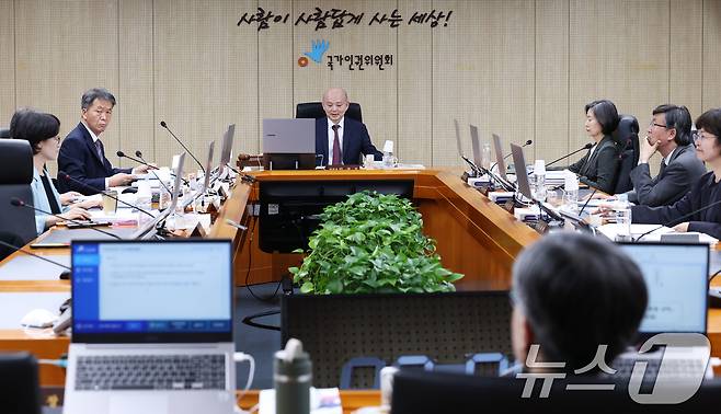 안창호 국가인권위원장이 26일 오후 서울 중구 국가인권위원회 회의실에서 열린 제11차 전원위원회 회의에서 참석자들과 환담을 나누고 있다. 2025.5.26 ⓒ 뉴스1 오대일 기자