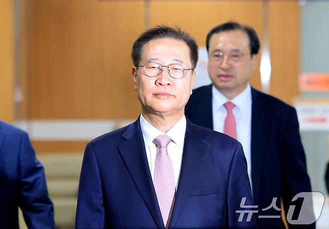 12·3 비상계엄 사태 가담과 김건희 여사 관련 수사를 무마하려 한 혐의로 기소된 박성재 전 법무부 장관이 27일 서울 서초동 서울중앙지방법원에서 열리는 내란 가담·수사 무마 의혹 결심 공판에 출석하고 있다. 2026.4.27 ⓒ 뉴스1 이호윤 기자