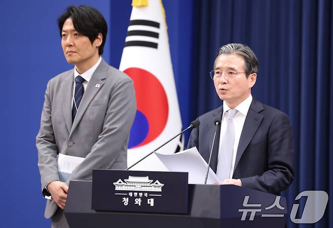 김용범 정책실장이 27일 청와대 춘추관에서 데미스 하사비스 구글 딥마인드 공동창업자 겸 대표 접견 관련 브리핑을 하고 있다. 왼쪽은 김우창 국가AI정책비서관. 2026.4.27 ⓒ 뉴스1 허경 기자