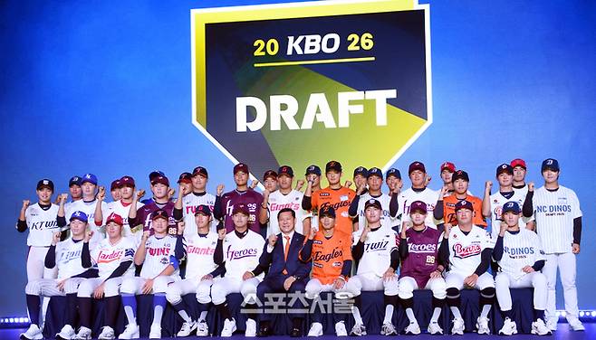 지난해 9월 열린 2026 KBO 리그 신인드래프트에서 각 팀에 지명된 선수들이 파이팅을 외치며 기념촬영을 하고 있다. 사진 | 최승섭기자 thunder@sportsseoul.com