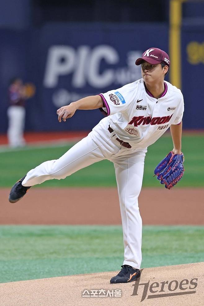 키움 박준현이 26일 서울 고착스카이돔에서 열린 2026 KBO리그 삼성전에서 힘차게 공을 던지고 있다. 사진 | 키움 히어로즈