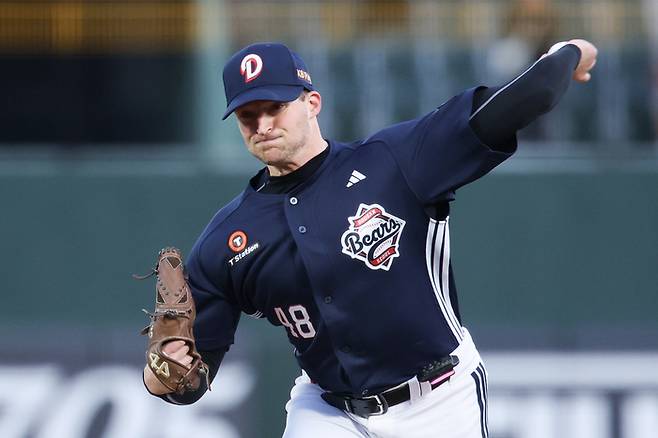 두산 벤자민이 21일 사직구장에서 열린 2026 KBO리그 정규시즌 롯데와 경기에 선발로 나서 힘차게 공을 던지고 있다. 사진 | 두산 베어스