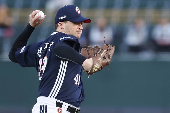 두산 벤자민이 21일 사직구장에서 열린 2026 KBO리그 정규시즌 롯데와 경기에 선발로 나서 힘차게 공을 던지고 있다. 사진 | 두산 베어스