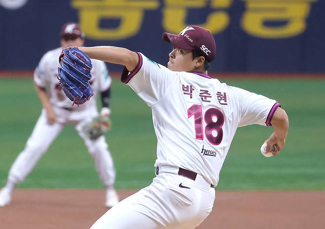 26일 서울 고척스카이돔에서 열린 2026 KBO리그 삼성전에서 1회초 키움 선발 투수 박준현이 역투하고 있다. 사진 | 연합뉴스