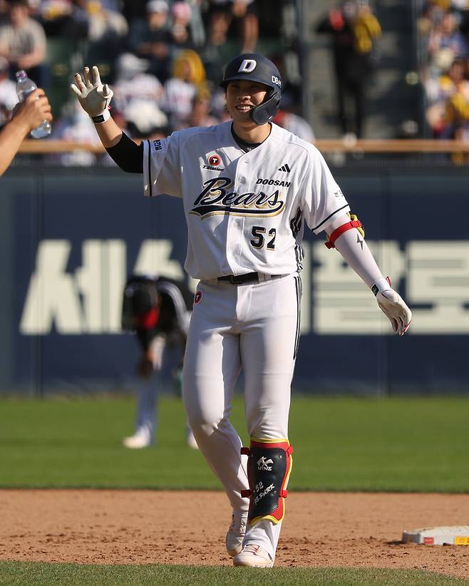 두산 박준순이 26일 잠실구장에서 열린 2026 KBO리그 정규시즌 LG와 경기에서 10회말 끝내기 안타를 때린 후 기뻐하고 있다. 사진 | 두산 베어스