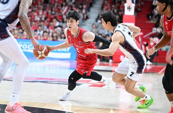 정관장 변준형이 26일 안양정관장아레나에서 열린 2025~2026 LG전자 프로농구 4강 플레이오프 2차전 KCC와 경기에서 드리블 돌파 하고 있다. 사진 | KBL