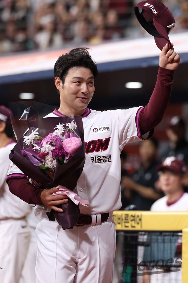 키움 박병호 코치가 26일 서울 고척스카이돔에서 열린 은퇴식에서 꽃다발을 들고 팬들에게 인사하고 있다. 사진 | 키움 히어로즈