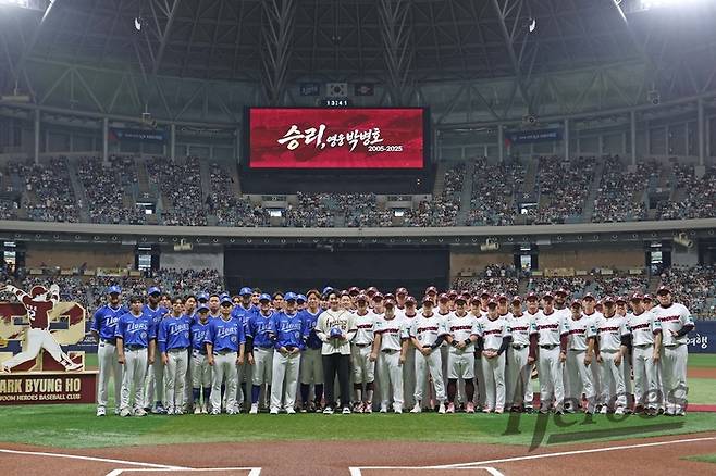 키움과 삼성 선수단이 26일 서울 고척스카이돔에서 열린 키움 박병호 코치의 선수 은퇴식에서 함께 기념 촬영을 하고 있다. 사진 | 키움 히어로즈