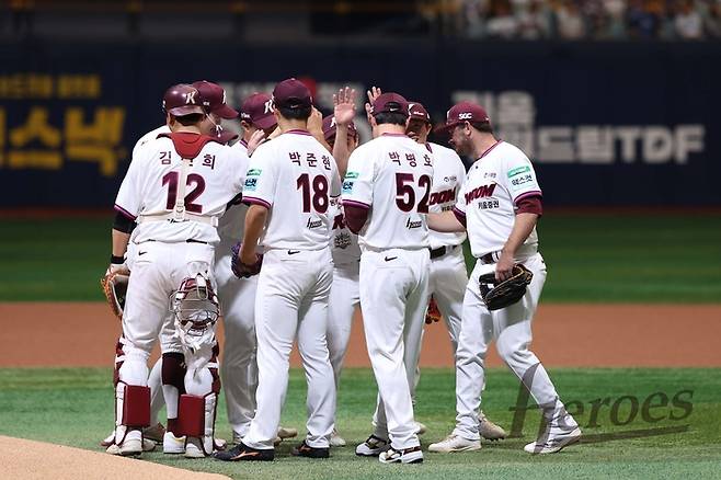 키움 박병호 코치가 26일 서울 고척스카이돔에서 열린 은퇴식에서 선수단과 마지막으로 하이파이브를 나누고 있다. 사진 | 키움 히어로즈