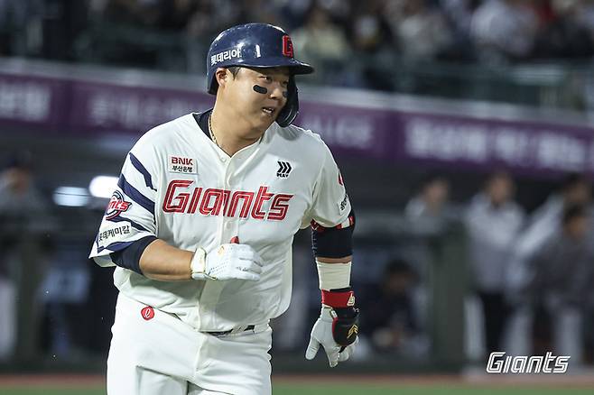 롯데 한동희가 부산 사직구장에서 열린 2026 KBO리그 정규시즌 두산전에서 안타를 친 후 출루하고 있다. 사진 | 롯데 자이언츠