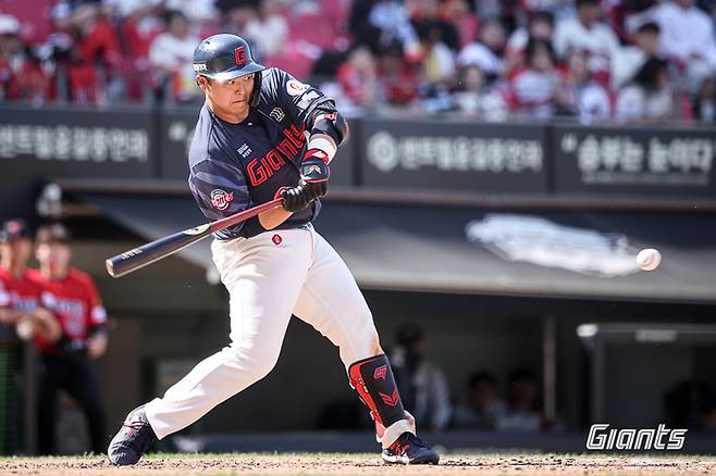 롯데 한동희가 광주-기아 챔피언스필드에서 열린 2026 KBO리그 정규시즌 KIA전에서 타격하고 있다. 사진 | 롯데 자이언츠