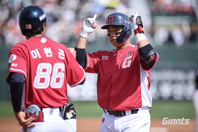 롯데 한동희가 부산 사직구장에서 열린 2026 KBO리그 정규시즌 롯데전에서 안타를 친 후 세리머니를 하고 있다. 사진 | 롯데 자이언츠