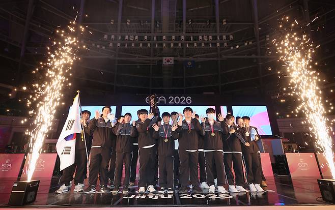 대한민국 선수단이 경남 진주체육관에서 열린 2026 ECA 폐막식에서 포즈를 취하고 있다. 사진 | 한국e스포츠협회