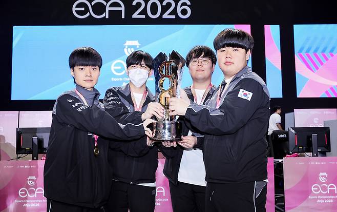 대한민국 이터널 리턴 선수단이 경남 진주체육관에서 열린 2026 ECA 이터널 리턴 우승 후 트로피를 들고 있다. 사진 | 한국e스포츠협회