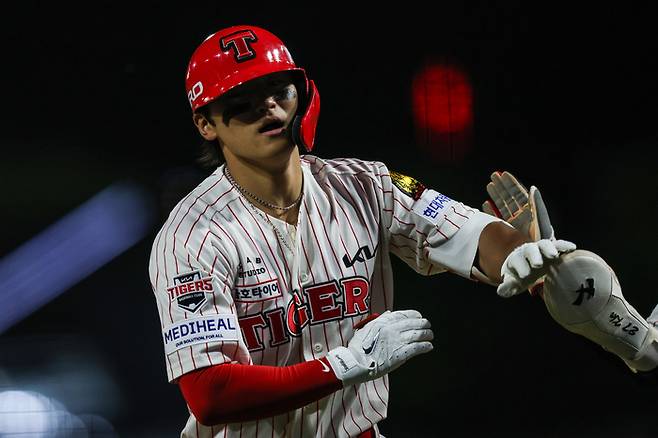 KIA 김도영이 24일 광주-기아 챔피언스 필드에서 열린 2026 KBO리그 정규시즌 롯데전에서 홈런을 친 후 베이스를 돌고 있다. 사진 | KIA 타이거즈